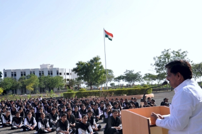 गणवेश, शालेय साहित्य व शिष्यवृत्ती
